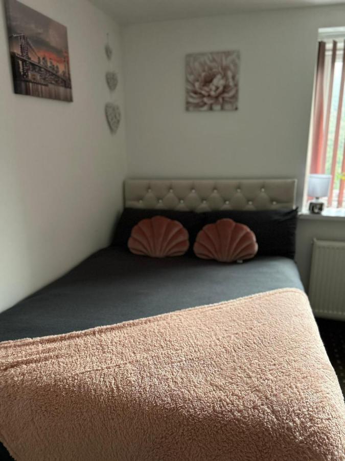 Bv Cozy Deighton Studio With Free Parking - Budget-Friendly Stay ฮัดเดอร์สฟิลด์ ภายนอก รูปภาพ