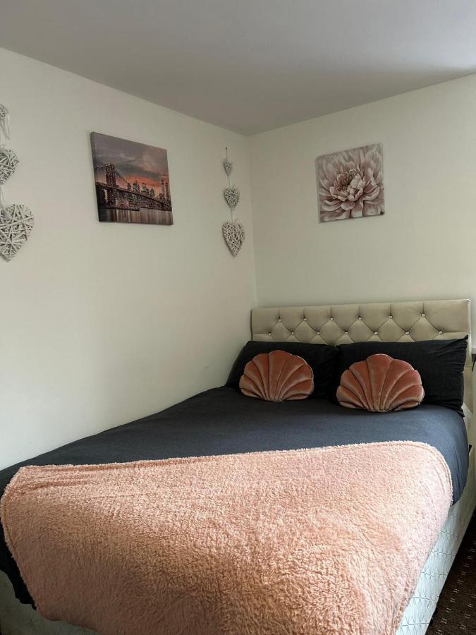 Bv Cozy Deighton Studio With Free Parking - Budget-Friendly Stay ฮัดเดอร์สฟิลด์ ภายนอก รูปภาพ